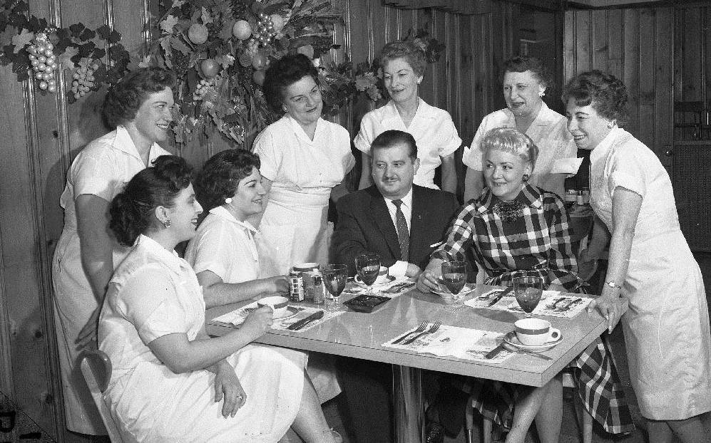 photo-chicago-pines-steak-house-restaurant-interior-owners-and-waitresses-gathered-around-1960
